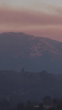 Bu çarpıcı görüntü Los Angeles 'taki sakin Palisades' i yakalıyor. Bu çalkantılı zamanlarda itfaiyecilerin yabanıl yangınlarla savaşıp toplumu korumanın azmini ve cesaretini vurguluyor.