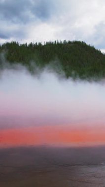 Yellowstone Ulusal Parkı 'ndaki sisli ve canlı renklerle harmanlanmış arazinin nefes kesen güzelliğini ve doğanın sakinliğini mükemmel bir şekilde yansıtan nefes kesici manzarasını deneyimleyin.