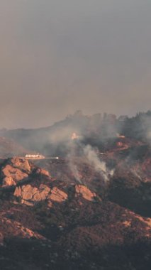 Los Angeles 'ın Palisades bölgesindeki şiddetli ve kontrol edilemez bir yangından yükselen yoğun duman, bu yıkıcı felaketle başa çıkmak için acil itfaiye çalışmalarına duyulan ihtiyacı vurguluyor.