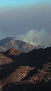 Los Angeles yangınında görülen dumanlı, gölgeli Palisades tepeleri biz konuşurken Kaliforniya 'nın tamamında devam eden acil itfaiye çalışmalarını ön plana çıkarıyor.