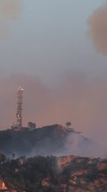 İtfaiyeciler Los Angeles 'ın Palisades bölgesinde önemli bir yangınla mücadele ediyorlar. Kalın duman yükselir, karantina çabalarını karmaşıklaştırır ve acil servislerin becerikli koordinasyonunu gerektirir