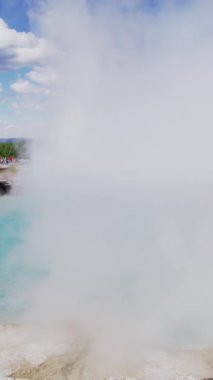 Yellowstone Ulusal Parkı 'nda bulunan jeotermal özelliklerden zarif bir şekilde yükselen buhar manzarasını deneyimleyin. Doğanın tüm ihtişamıyla inanılmaz güzelliğini kusursuz bir şekilde sergiliyor.