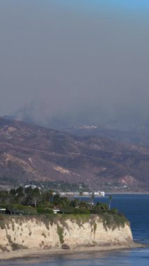 Los Angeles 'taki kıyı şeridinin nefes kesici görüntüsü, Palisades bölgesini önemli ölçüde etkileyen bir yangından çıkan dumanı ortaya çıkarırken, itfaiyeciler herhangi bir gelişme olursa diye tetikte bekliyorlar.