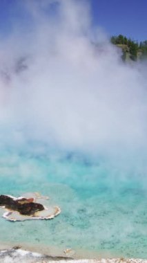 Kendinizi Yellowstone Ulusal Parkı 'nın çarpıcı güzelliğine daldırın, orada onun canlı kaplıcalarını keşfedebilir ve etrafınızdaki eşsiz jeotermal özelliklerden buharın zarif bir şekilde yükselmesini izleyebilirsiniz.