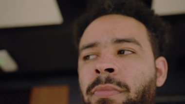 Yakın zamanda kovulan işadamlarının yakınları sessiz ofiste yürür ve sakız çiğnerler. Bu zorlu işten atılma sırasında büyük bir mutsuzluk ve umutsuzluk hissederler.