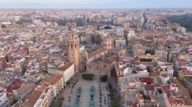Valencias Plaza de la Virgen 'in muhteşem güzelliğini keşfedin, Spains Old Town' daki tarihi mimariyle çevrili. Bu canlı şehir zengin bir kültür ve istisnai bir cazibe sunuyor.