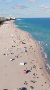 Miami Sahili 'nin bu çarpıcı hava manzarası yumuşak kumlu kıyılarını, güneşin tadını çıkaran canlı kumsallarını ve berrak mavi gökyüzünün altında pırıl pırıl parlayan turkuaz sularını sergiliyor.