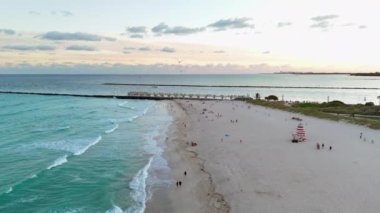 Miami Sahili 'nin bu çarpıcı hava görüntüsü canlı bir siluet ve güzel bir kıyı şeridi yakalıyor ve Amerika' da ve ötesinde unutulmaz lüks seyahat deneyimleri için mükemmel bir ortam sunuyor.