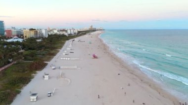 Nefes kesici bir hava çekimi Miami Sahili 'nin ihtişamını yakalıyor, çarpıcı sahil şeridini ve canlı şehir manzarasını vurguluyor, bu da onu Amerika' da ideal bir lüks seyahat yeri yapıyor.