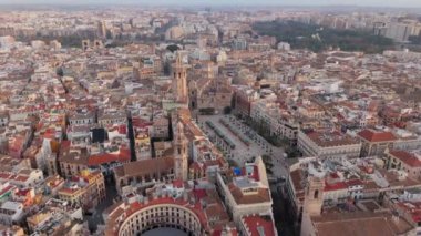 Valencia 'nın tarihi kalbini, Virgen meydanını, etkileyici katedrali ve generalin büyük sarayını keşfedin. Tüm unutulmaz yerleri ziyaret edin.