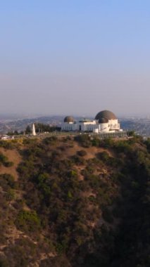 Hollywood Dağı 'na tünemiş ikonik Griffith Gözlemevi' nin çarpıcı hava aracı görüntüsü Los Angeles şehir merkezinin canlı bir silueti, Los Angeles, Kaliforniya, ABD 'de turizm merkezi.