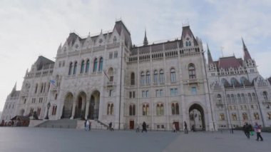 Budapeşte 12.12.2023. Budapeşte Parlamentosu 'nun nefes kesici ve görkemli mimarisi, Macaristan' ın zengin kültür mirasının önemli bir sembolü ve Avrupa Birliği için önemli bir yer olarak kabul ediliyor.