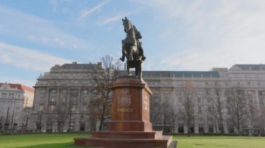 Budapeşte 12.12.2023. Muhteşem Budapeşte Parlamentosu binasının önünde etkileyici bir binicilik heykeli, Macaristan 'ın zengin tarihini ve nefes kesici güzelliğini gözler önüne seriyor. 