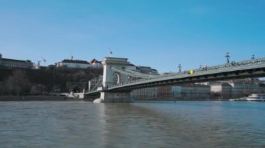 Macaristan 'ın Budapeşte kentindeki Zincir Köprüsü, Tuna Nehri üzerinden Buda ve Pest' i birbirine bağlayan tarihi bir asma köprüdür. Büyüleyici görüşleri ve kültürel önemi ile ünlüdür.