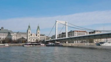 Budapeşte 'nin çarpıcı manzarası, bu büyüleyici Avrupa şehrinin güzelliğini yansıtan sakin sularla ünlü köprünün yer aldığı modern ve tarihi mimarinin karışımını vurguluyor.