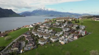 İsviçre, Lucerne Gölü 'nün göz kamaştırıcı manzaralarını ve lüks yaşam tarzını keşfedin. Burası, herkes için bol turizm ve heyecan verici maceralarla dolu dikkat çekici bir yerdir. Drone görünümü