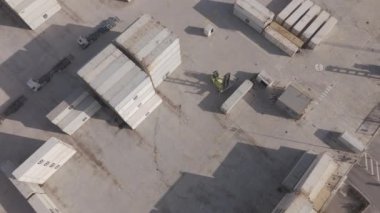 Valencia 12.01.2023. Beyaz nakliye konteynırları, modern sanayi tesisleri ve geniş depoları içinde dinamik kargo operasyonları içeren canlı Valencia Limanı, hava manzaralı olarak ön plana çıkıyor.