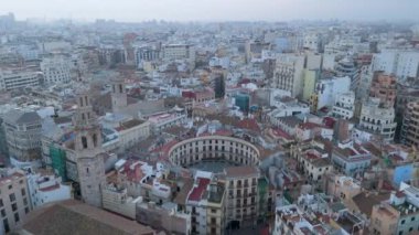 Valencia 'nın canlı kalbini keşfedin, çarpıcı mimari ve zengin tarihle dolu bir şehir. İkonik Plaza de la Virgen ve muhteşem Santa Maria Katedrali gibi yerleri kaçırmayın.