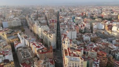 Valencias 'ın tarihi bölgesini, Santa Maria' nın ikonik katedralini ve Generalitat 'ın etkileyici sarayını, bu büyüleyici şehrin önemli simgelerini gözler önüne sererek keşfedin.