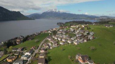 İsviçre, Lucerne Gölü 'nün göz kamaştırıcı manzarası. Bu ideal Avrupa güzellik ve keşif cennetinde lüks ve kalıcı anılar yaratmak ve heyecan verici maceralar yaratmak.