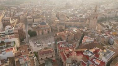 Valencias 'ın tarihi merkezini eşsiz bir bakış açısından keşfedin. Plaza de la Virgen, Santa Maria Katedrali ve muhteşem Generalitat Sarayı gibi ikonik simgeleri keşfedin.