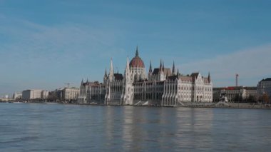 Macaristan 'ın Budapeşte şehrinin çarpıcı manzaralarını keşfedin. Tuna Nehri manzarası boyunca uzanan ikonik Parlamento binası güzelliğini keşfetmenizi ve takdir etmenizi bekleyen gerçek bir Avrupa mücevheri.