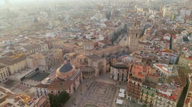 Valencias tarihi merkezinin nefes kesici hava manzarasını keşfedin ve keşfedin. Santa Maria 'nın ikonik katedrali ve muhteşem Generalitat Sarayı.