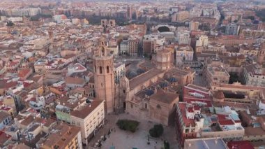 Plaza de la Virgen 'in, Valencia Katedrali' nin ve Generalitat 'ın büyük sarayının göz kamaştırıcı hava manzarasını keşfedin. Hepsi İspanya' nın başkenti Valencia 'nın canlı tarihi kalbinde yer alıyor.