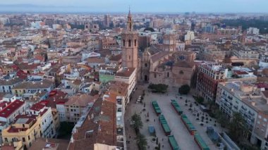 Valencia 'nın çarpıcı kalbini keşfedin, güzel Plaza de la Virgen' i, ikonik Valencia Katedrali 'ni ve Generalitat' ın görkemli sarayını ziyaret edin ve unutulmaz anılar yaratın.