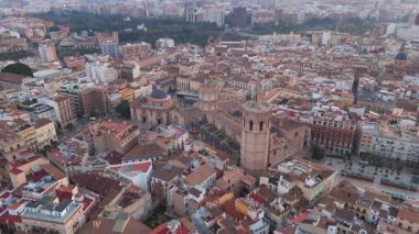 Valencias tarihi bölgesini yukarıdan keşfedin, Katedral, Palacio de la Generalitat, ve canlı Plaza de la Virgena mimari ve miras tutkunları için görkemli yapılar sergileyin.