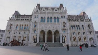 Budapeşte 12.12.2023. Macaristan 'ın kültür ve mirasının kent merkezinde yer alan önemli bir temsilcisi olan çarpıcı Budapeşte Parlamento Binası' nı ziyaret edin. Bu her gezgin için bir duraktır.