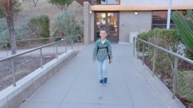 Anne sevinçle okuldaki küçük çocuğuyla tanışıyor, oğlunu özlüyor ve sımsıkı sarılıyor. Çevresindeki yeşilliğin tadını çıkarırken sakin bir şehir okulu ortamı sergiliyor.