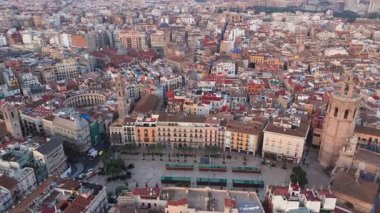 Santa Mara Katedrali ve Generalitat Sarayı 'nın yer aldığı Valencias Plaza de la Virgen' in çarpıcı hava manzarası. İspanya, Avrupa 