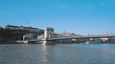 Muhteşem Tuna Nehri manzarası için Budapeşte ikonik Zincir Köprüsü 'nü ziyaret edin, Avrupa' nın cazibesini ve her yıl sayısız ziyaretçinin çektiği zengin tarihi mimariyi sergileyin.