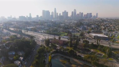 Los Angeles şehir merkezinin bu hava manzarası ikonik ufuk çizgisini, canlı yeşilliği ve yoğun trafiği gözler önüne seriyor.