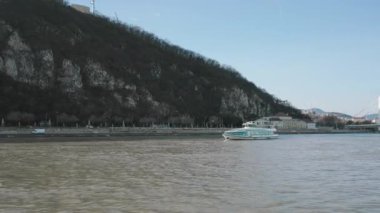 Budapeşte, Macaristan 'ın ikonik manzaralarıyla birlikte nefes kesici ve güzel manzaraları keşfedin. Canlı şehir hayatı ve dinamik kültürle birlikte nefes kesici nehir kenarı manzaraları da sergiliyor.