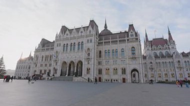 Budapeşte 12.12.2023. Budapeşte 'deki Macar Parlamento Binası, Macaristan' daki ulusal gurur, tarihi önem ve demokrasi ilkelerini sembolize ederek Gotik Diriliş mimarisini hayrete düşürüyor.
