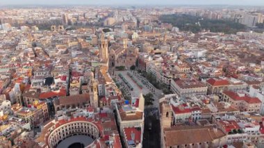 Valencias tarihi bölgesinin nefes kesici hava manzarası, ikonik Plaza de la Virgen 'i ve Santa Maria, İspanya, Avrupa' nın muhteşem katedralini gözler önüne seriyor. 