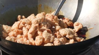 Sağlıksız, aromalı, fast-food yemeğine yakın çekim. Açık hava akşam yemeği için büyük tavada kızartılmış tavuk yahnisi. Yüksek kalite 4k görüntü