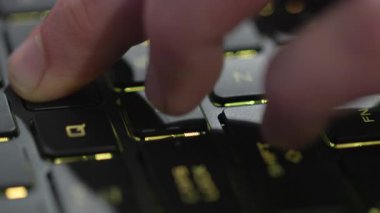 Bilgisayarının klavyesini kullanan beyaz bir erkeğin yakın görüntüsü. İnternette çalışan tanınmayan programcının detaylı görüntüsü. Yüksek kalite 4k görüntü