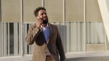 Hareketli ve hareketli bir şehirde, şık giyimli bir işadamı önemli bir telefon görüşmesi yapar, iş dünyasındaki sarsılmaz profesyonelliğini ve azimli yaşam tarzını gözler önüne serer.
