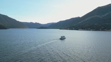 İtalya 'nın Bellagio kenti yakınlarındaki sakin suları ve bereketli dağlarıyla Como Gölü' nün nefes kesici güzelliğini keşfedin. Doğa aşıkları için mükemmel bir kaçış yolu. Manzaralı manzaralar arıyor.