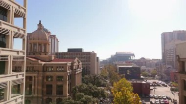 Sersemletici hava manzarası Houstons ikonik siluetini sergiliyor, tarihi ve modern mimariyi harmanlıyor, gözü ve hayal gücünü büyüleyen canlı bir şehir manzarası yaratıyor.