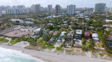 Göz kamaştırıcı insansız hava aracı manzaralı lüks evler Miami Sahili 'nin güneşli bir mahallesinde sergileniyor. Hepsi de bereketli palmiye ağaçları ve nefes kesici kıyı manzaralarıyla çevrili.