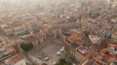 Valencias Eski Kasabası 'nın çarpıcı hava manzarası ikonik Plaza de la Virgen' i, muhteşem Santa Maria Katedrali ve etkileyici Generalitat Sarayı 'nı gözler önüne seriyor.