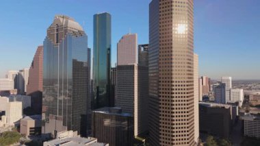 Houston, Teksas şehir merkezinin canlı ufuk çizgisini, şehrin modern mimarisini ve dinamik kentsel manzarasını hayranlıkla sergileyen hayranlık uyandıran insansız hava aracı görüntüsüyle yaşayın. ABD
