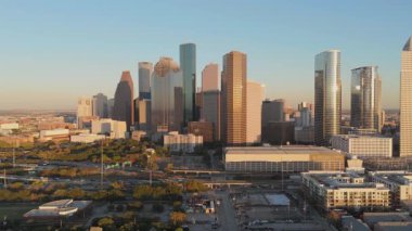 Houston şehir merkezinin canlı ufuk çizgisini vurgulayan hava manzarası, modern mimarisini ve bu dinamik şehirde kentsel yaşamın özünü somutlaştıran yemyeşil alanlarını gözler önüne seriyor. Houston, Teksas, ABD