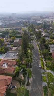Çarpıcı hava fotoğrafı, lüks evler ve bu lüks Los Angeles bölgesinin tipik ağaçlandırılmış sokaklarının sergilendiği Beverly Hills semtinin fotograflarını çekiyor. Kaliforniya mı? ABD