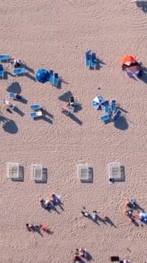 Miami Sahili 'nin canlı ve canlı atmosferini nefes kesici bir hava manzarasından yaşayın. Kumlu sahillere saçılmış sayısız güneşlenenleri ve renkli şemsiyeleri sergileyin.