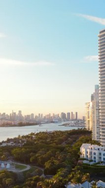 Miami ve Miami Sahili 'nin nefes kesici hava manzarasını deneyin. Canlı ufuk çizgisi yemyeşil ve ışıl ışıl deniz manzarasıyla buluşuyor. Hepsi büyüleyici bir günbatımıyla aydınlanıyor.